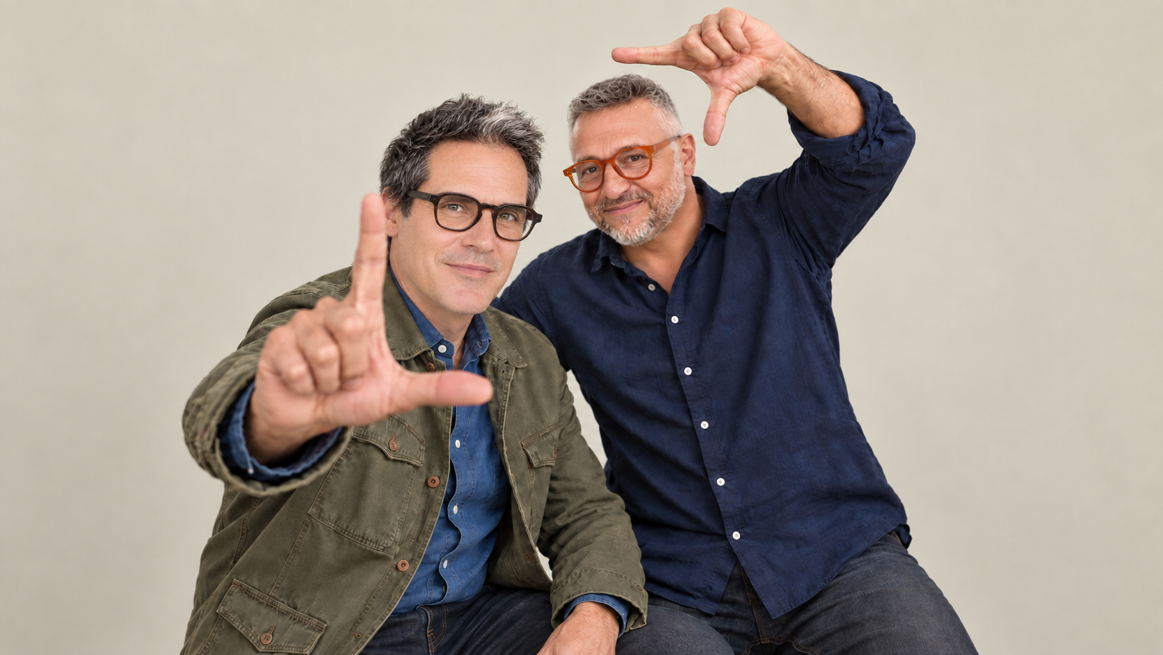 Dos autores encuadran la imagen con las manos